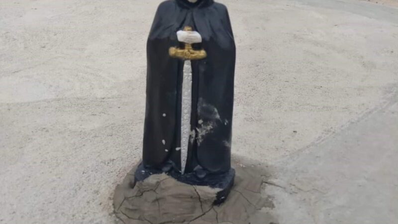 PC investiga colocação de estátua de caveira em frente á igreja em Cacimbinhas