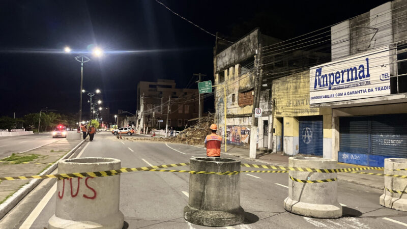 Avenida da Paz tem trecho interditado após desabamento de prédio abandonado