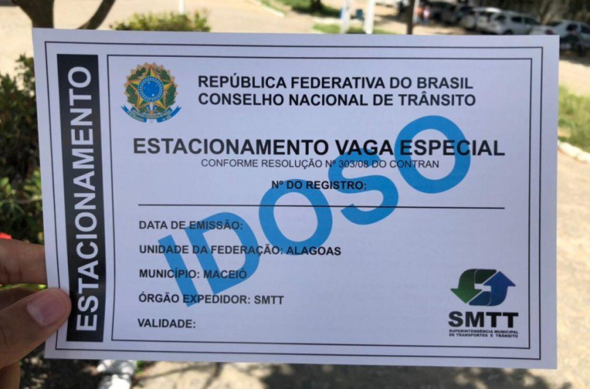 Credenciais de estacionamento para idosos e pessoas com deficiência são emitidas de graça pelo DMTT