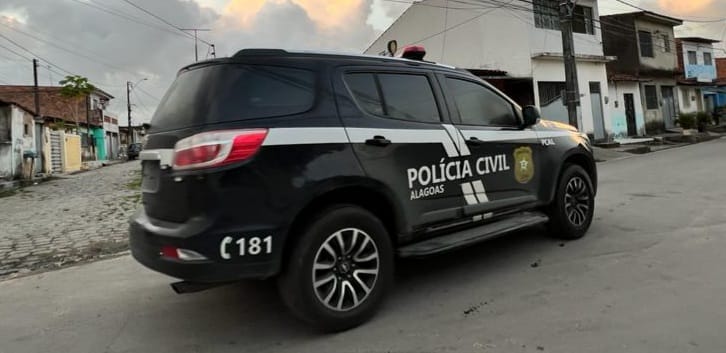 Homem foragido da justiça por roubo é preso pela Polícia Civil