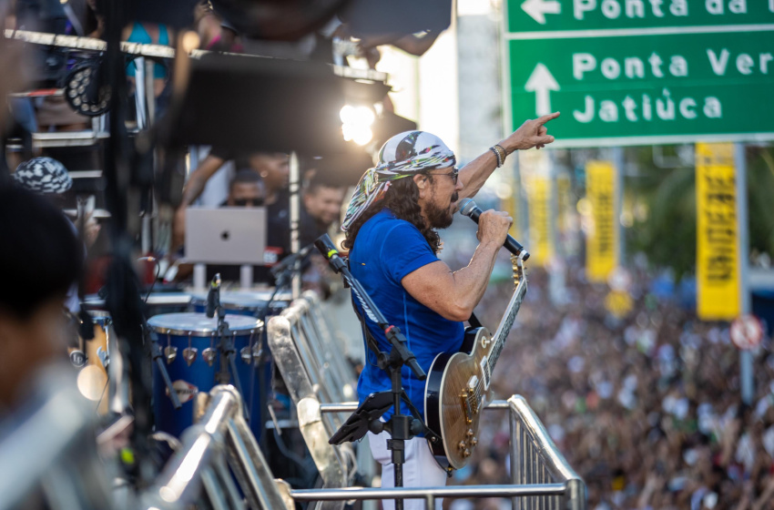 Verão Massayó agita e leva multidão à orla com show de Bell Marques e desfile da Beija-Flor