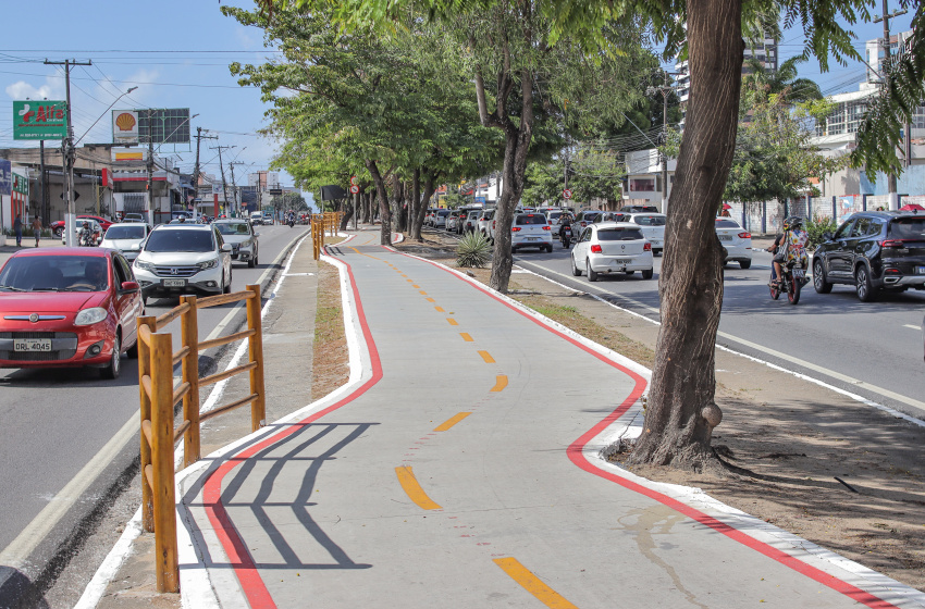 Seminfra orienta ciclistas sobre uso da ciclovia na Fernandes Lima em dias de chuva