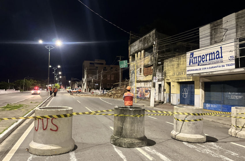 Avenida da Paz tem trecho interditado após desabamento de prédio abandonado