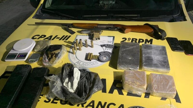 PM apreende duas armas de fogo e 5kg de drogas em São José da Laje