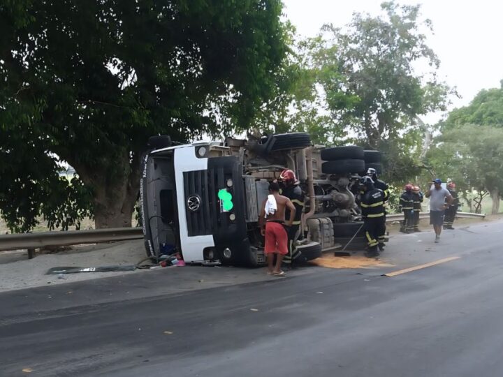 Bombeiros resgatam vítima presa às ferragens após colisão entre carro e caminhão