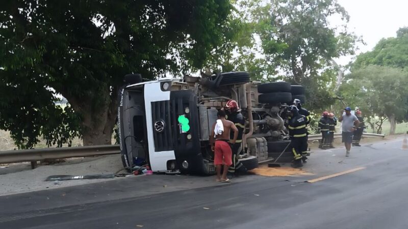 Bombeiros resgatam vítima presa às ferragens após colisão entre carro e caminhão