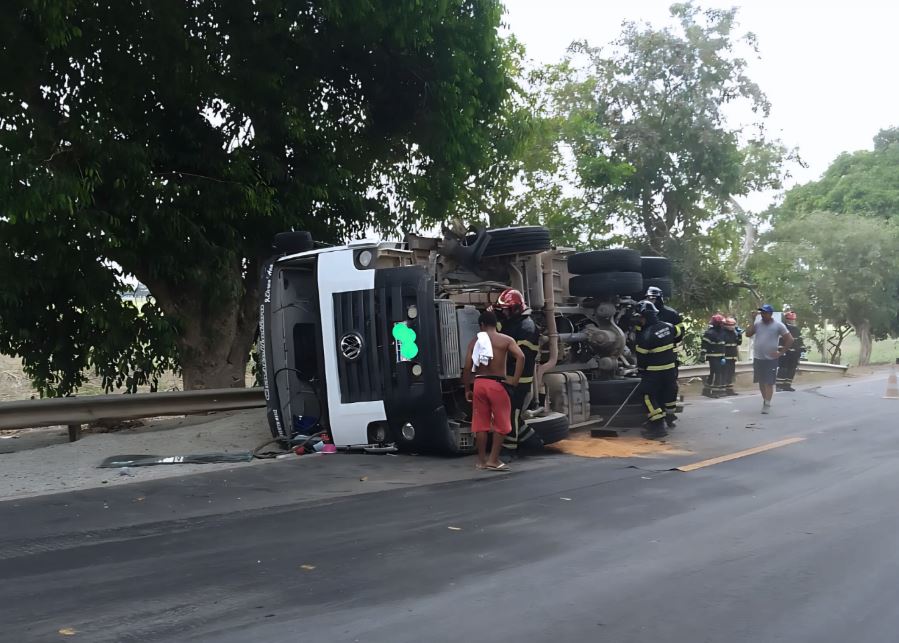 Bombeiros resgatam vítima presa às ferragens após colisão entre carro e caminhão