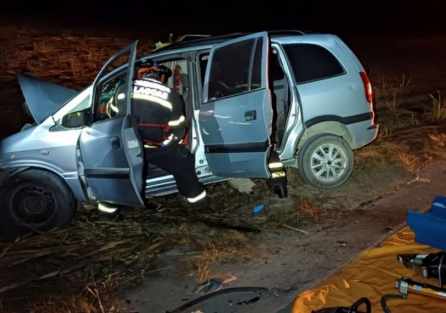 Corpo de Bombeiros resgata homem preso em ferragens após colisão entre carro e ônibus em Atalaia