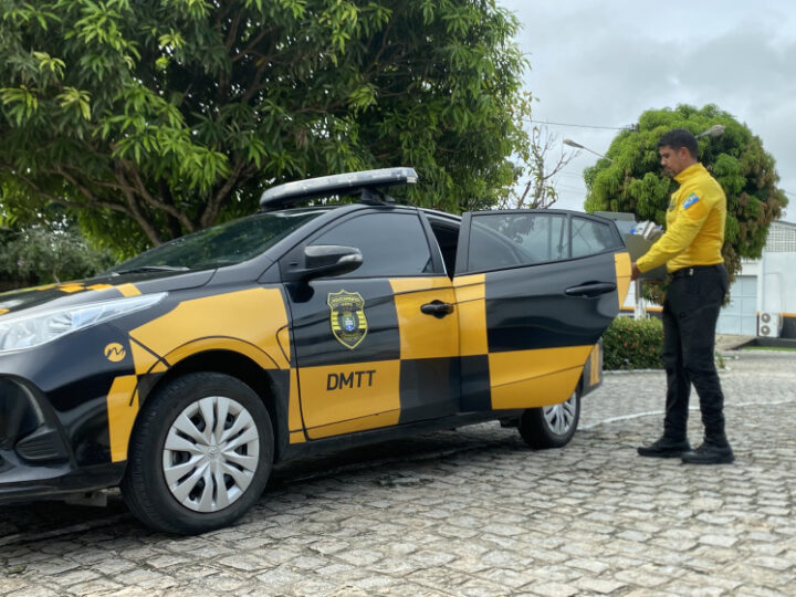 DMTT realiza entrega domiciliar de placas perdidas durante as chuvas em Maceió