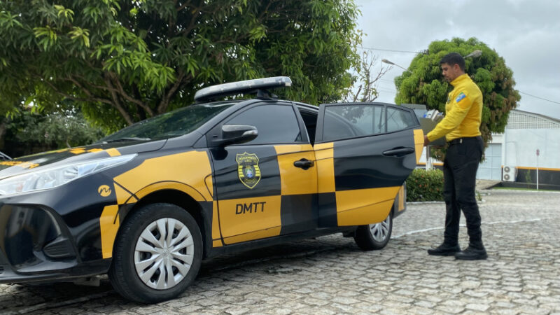 DMTT realiza entrega domiciliar de placas perdidas durante as chuvas em Maceió