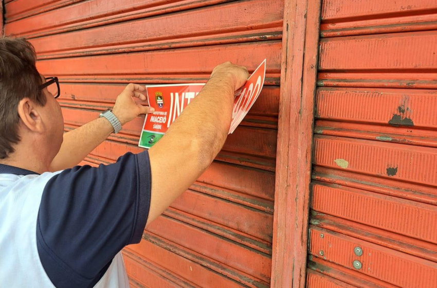 Vigilância Sanitária interdita farmácia em Chã de Bebedouro