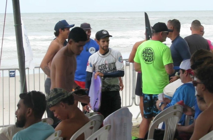 Campeonato Alagoano de Bodyboard reúne atletas e admiradores na Praia do Pontal da Barra