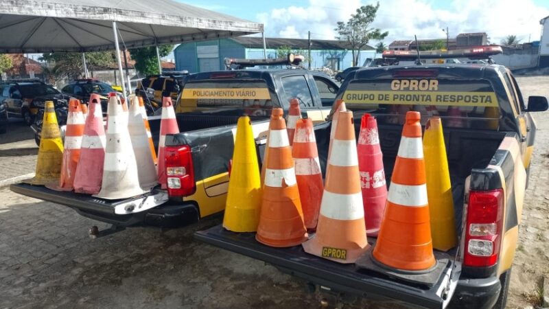Agentes do DMTT recolhem materiais utilizados para guardar vagas de estacionamento