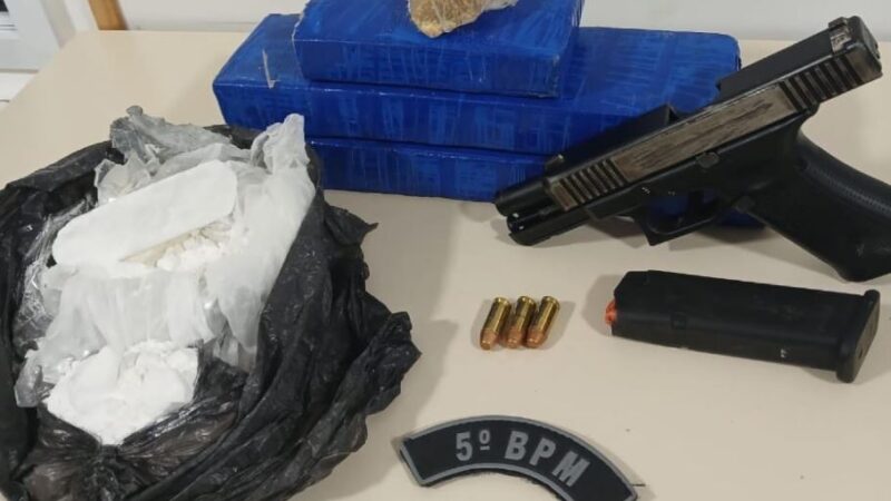 PM flagra homem com arma e 2,7kg de drogas em abordagem no Benedito Bentes