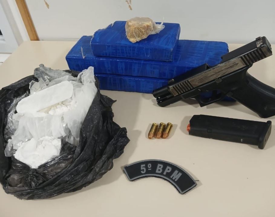 PM flagra homem com arma e 2,7kg de drogas em abordagem no Benedito Bentes