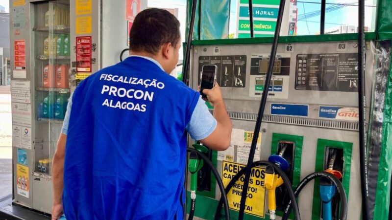 Após fiscalização do Procon, valor da gasolina cai a R$ 5,69 por litro nos postos de Alagoas