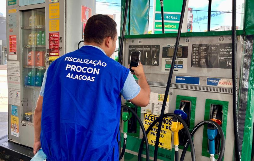 Após fiscalização do Procon, valor da gasolina cai a R$ 5,69 por litro nos postos de Alagoas