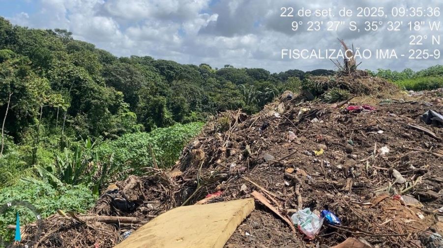 IMA aplica multa de R$ 200 mil e embarga área usada como lixão irregular em Barra de Santo Antônio