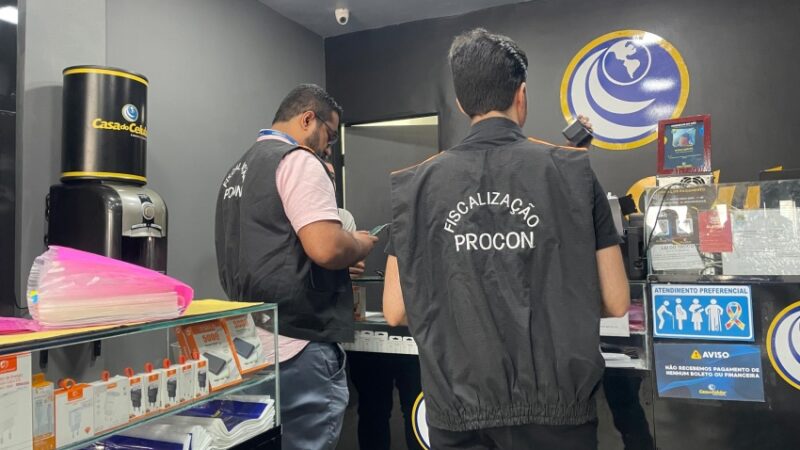 Após denúncias, Procon Maceió autua seis lojas de celulares por irregularidades