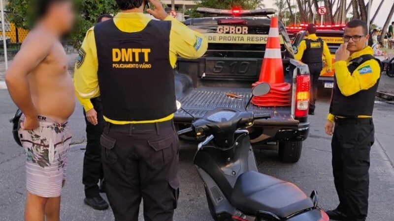Condutor sem CNH é flagrado transpondo bloqueio viário durante a Rua Aberta, na Ponta Verde