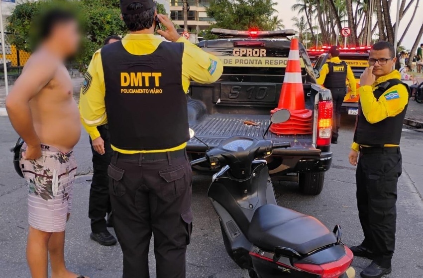 Condutor sem CNH é flagrado transpondo bloqueio viário durante a Rua Aberta, na Ponta Verde