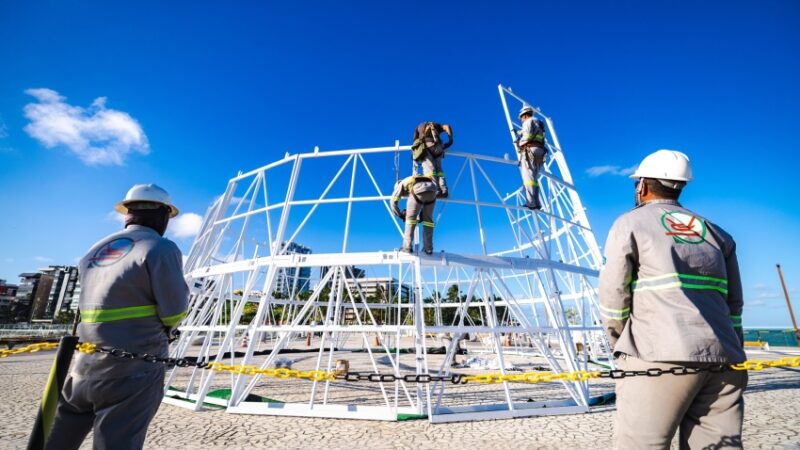 Prefeitura de Maceió inicia montagem da Árvore de Natal de 34 metros na Ponta Verde