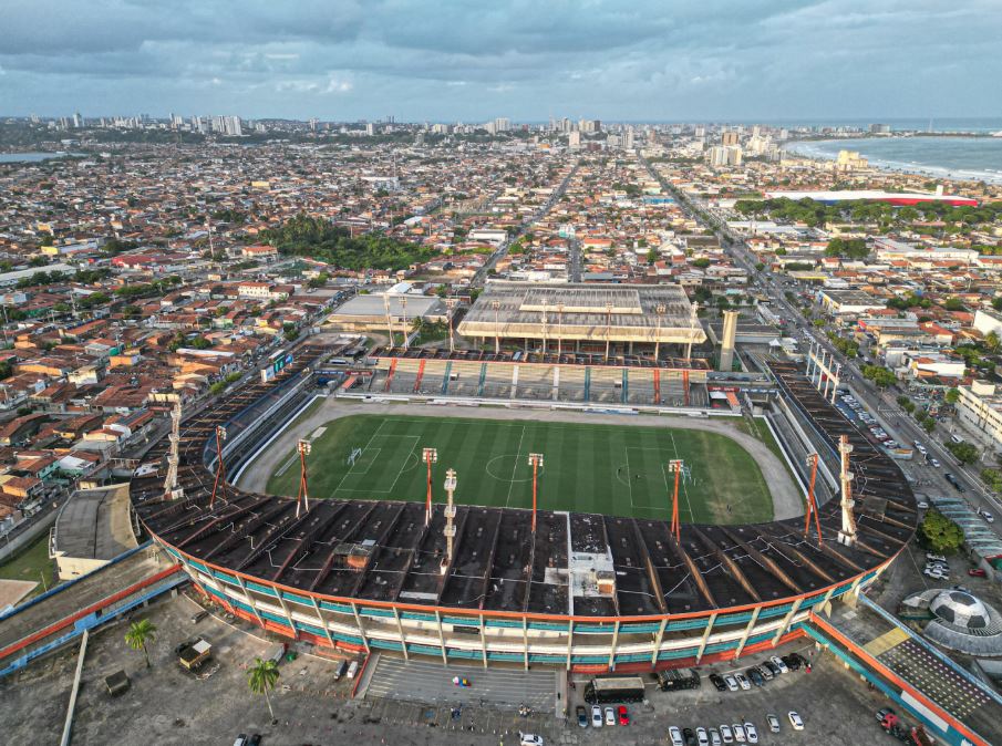 Rei Pelé recebe Jogo das Estrelas de Adriano Imperador neste sábado