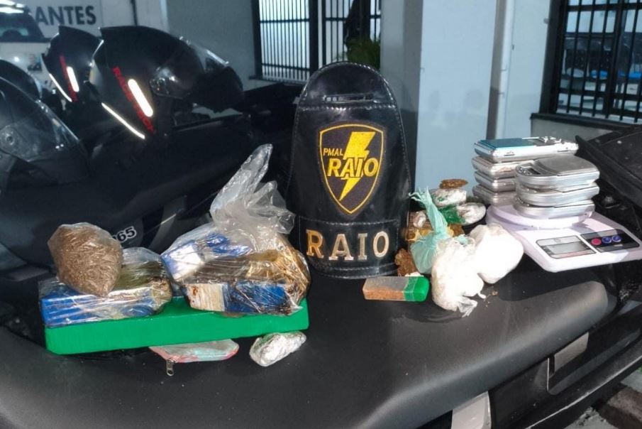 PM prende suspeito com dois quilos de drogas e oito balanças de precisão