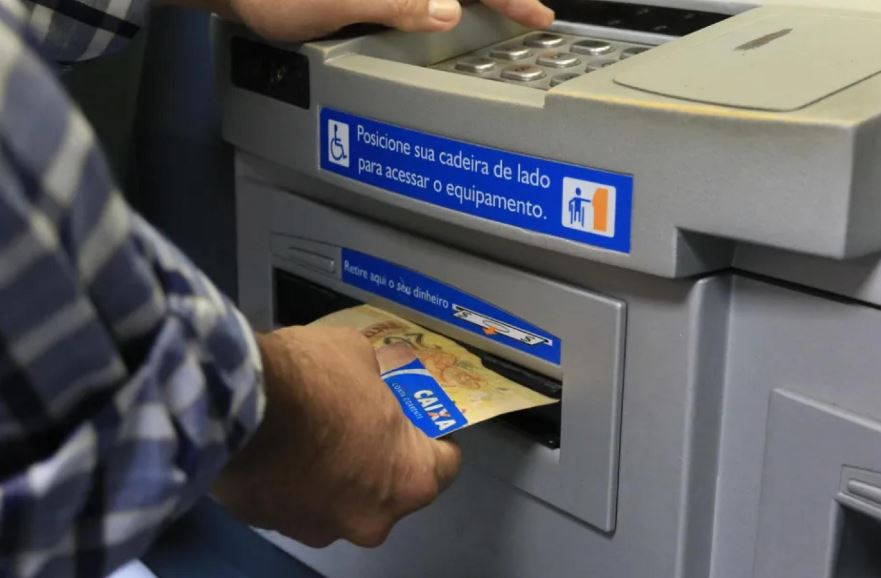 Paulo Dantas antecipa salários dos servidores estaduais para terça-feira (16)