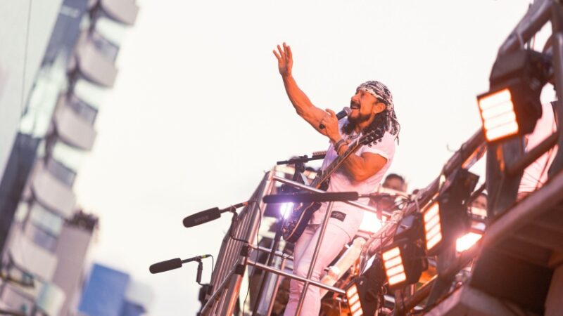 Bell Marques comanda arrastão na orla marítima no primeiro dia do ano em Maceió