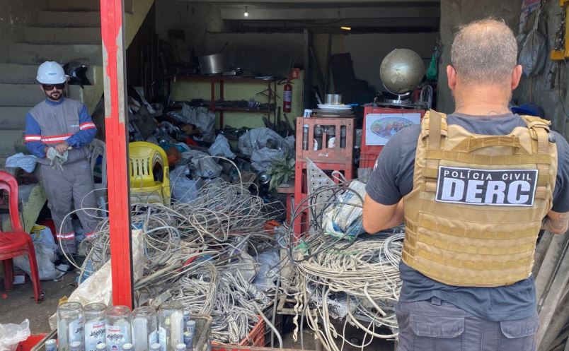 Polícia Civil prende dois proprietários de ferros-velhos e apreende quase meia tonelada de fios furtados em Maceió