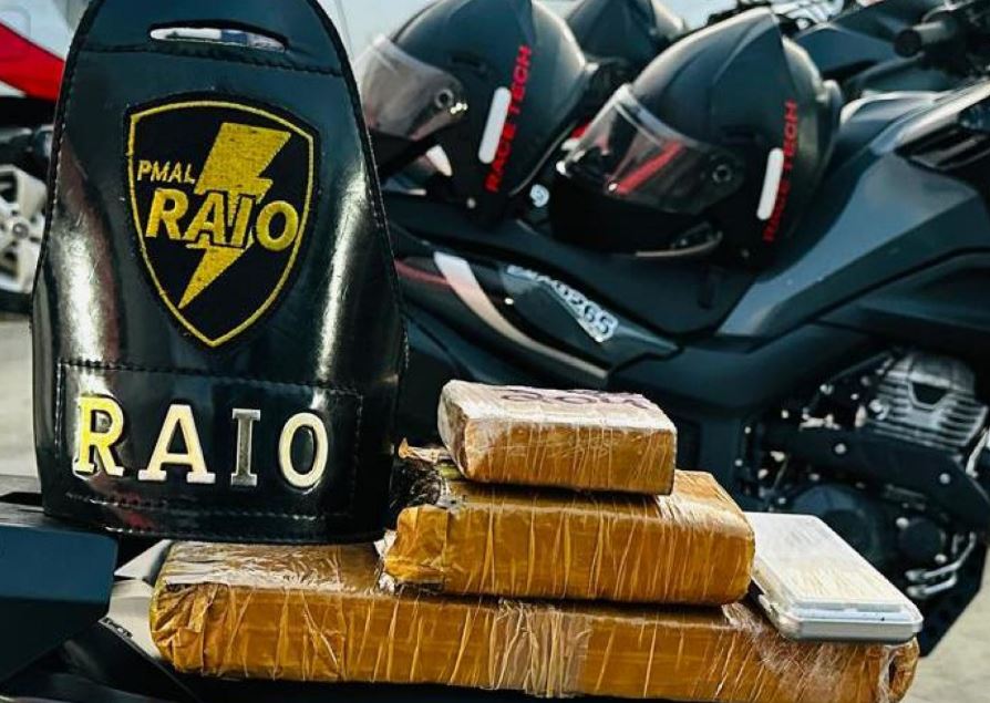 Polícia Militar apreende duas armas, um simulacro e drogas