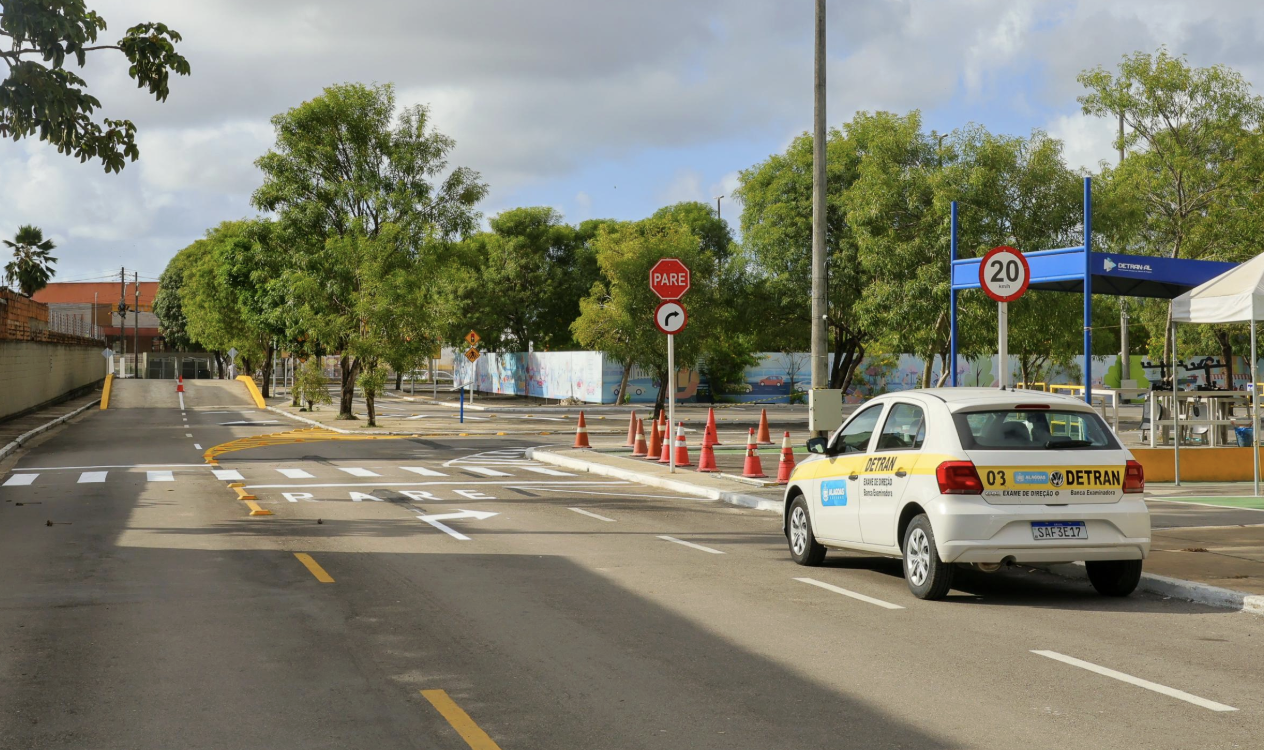 Detran/AL elimina baliza e meia-embreagem, e libera uso de veículos particulares e automáticos nas provas práticas