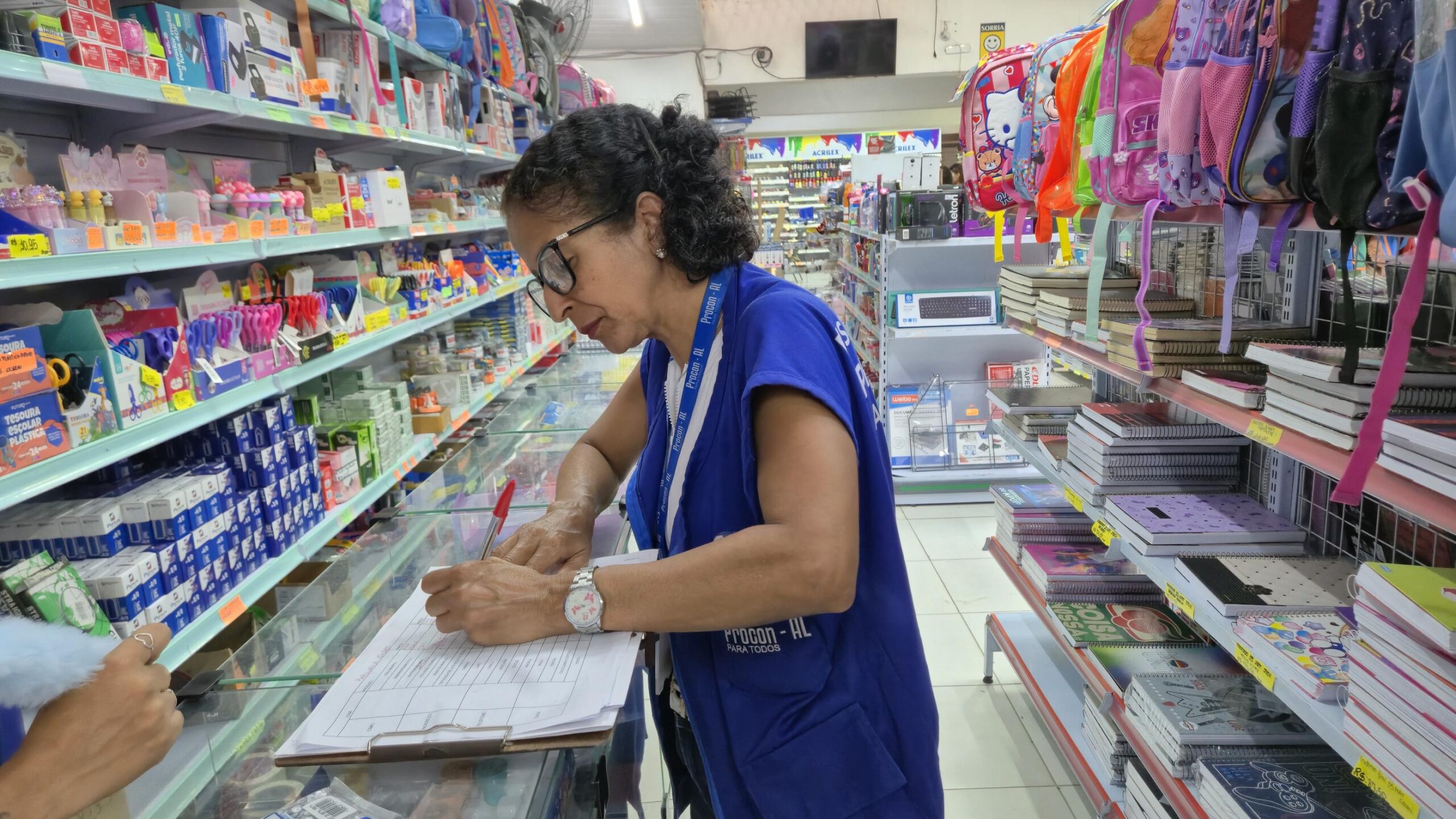 Procon Alagoas realiza pesquisa de preços para a volta às aulas