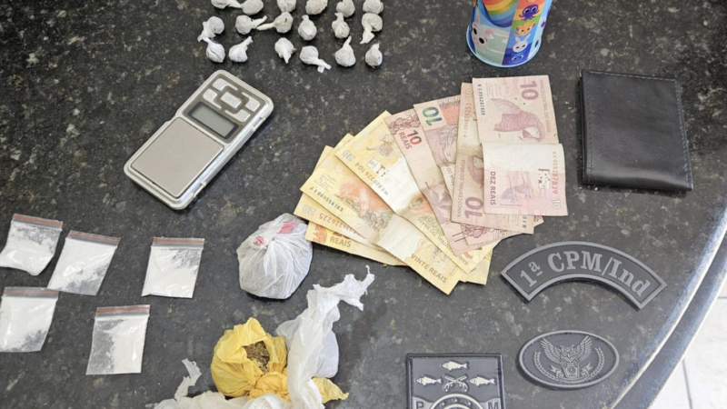 PM conduz quatro pessoas à delegacia por tráfico de drogas e porte ilegal de arma no interior