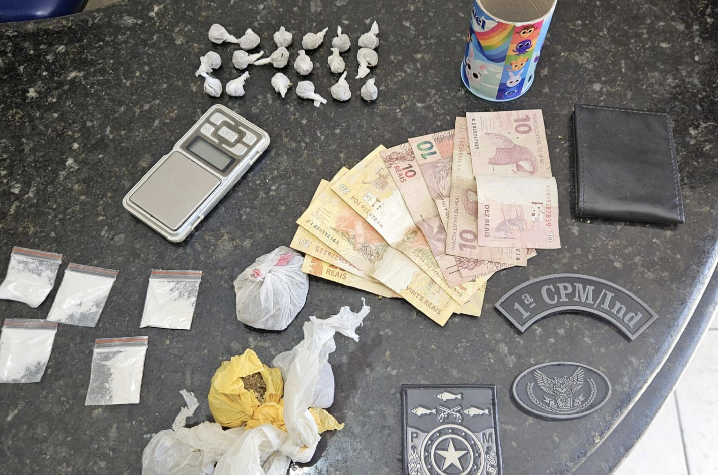 PM conduz quatro pessoas à delegacia por tráfico de drogas e porte ilegal de arma no interior