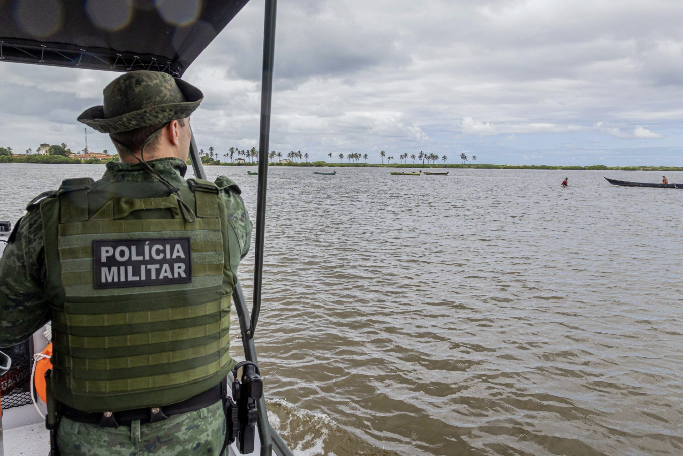 PM-AL flagra pesca predatória na Lagoa Manguaba