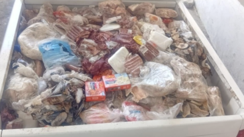 Vigilância Sanitária apreende 1.300kg de produtos impróprios para o consumo em supermercado