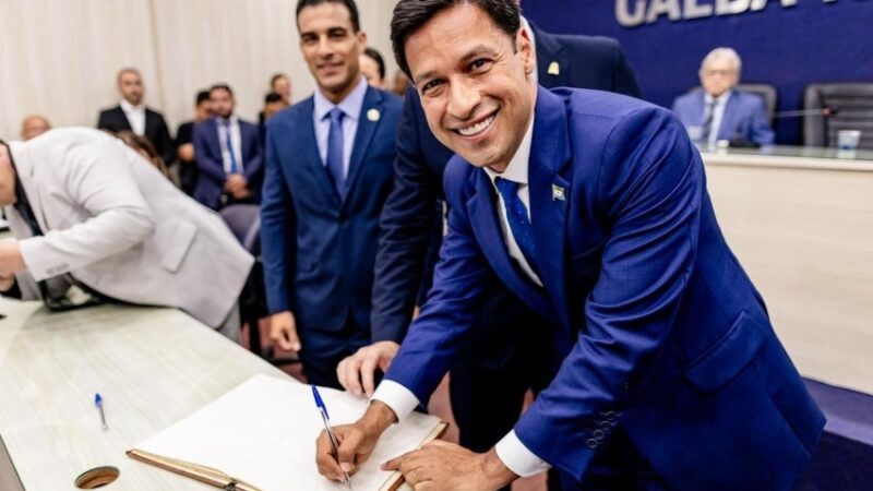 ”Nada vai parar. É hora de acelerar”, diz Rodrigo Cunha ao tomar posse como prefeito de Maceió