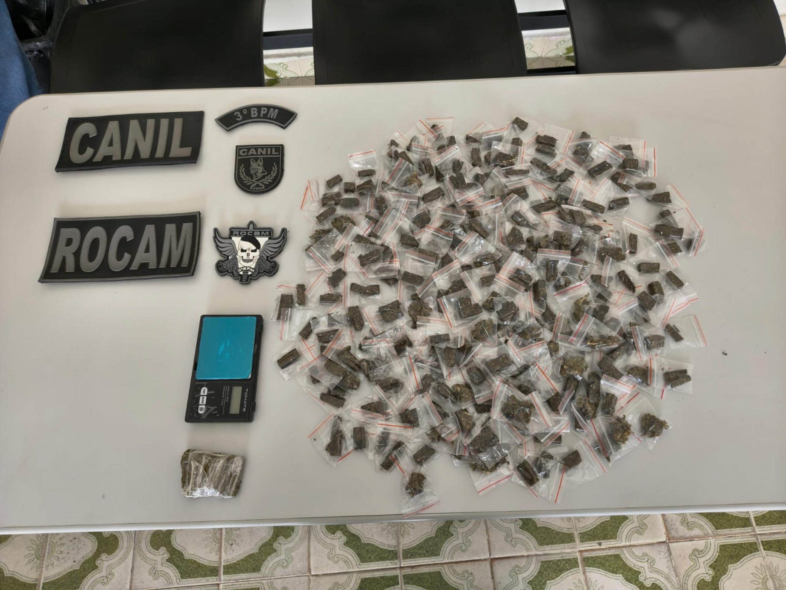 Polícia Militar retira armas e mais de quatro quilos de drogas das ruas no interior do estado