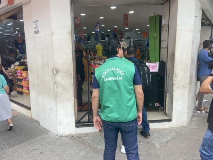 Fiscais de licenciamento urbano e ambiental notificam comércios com som alto no Centro de Maceió