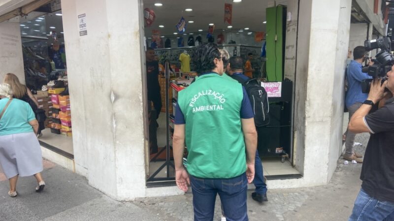 Fiscais de licenciamento urbano e ambiental notificam comércios com som alto no Centro de Maceió