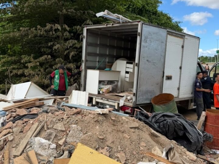Alurb apreende caminhão que realizava descarte irregular na Santa Lúcia