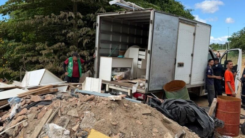 Alurb apreende caminhão que realizava descarte irregular na Santa Lúcia
