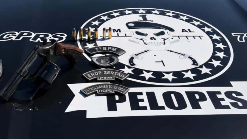 PM prende idoso com arma e munições durante cumprimento de mandado