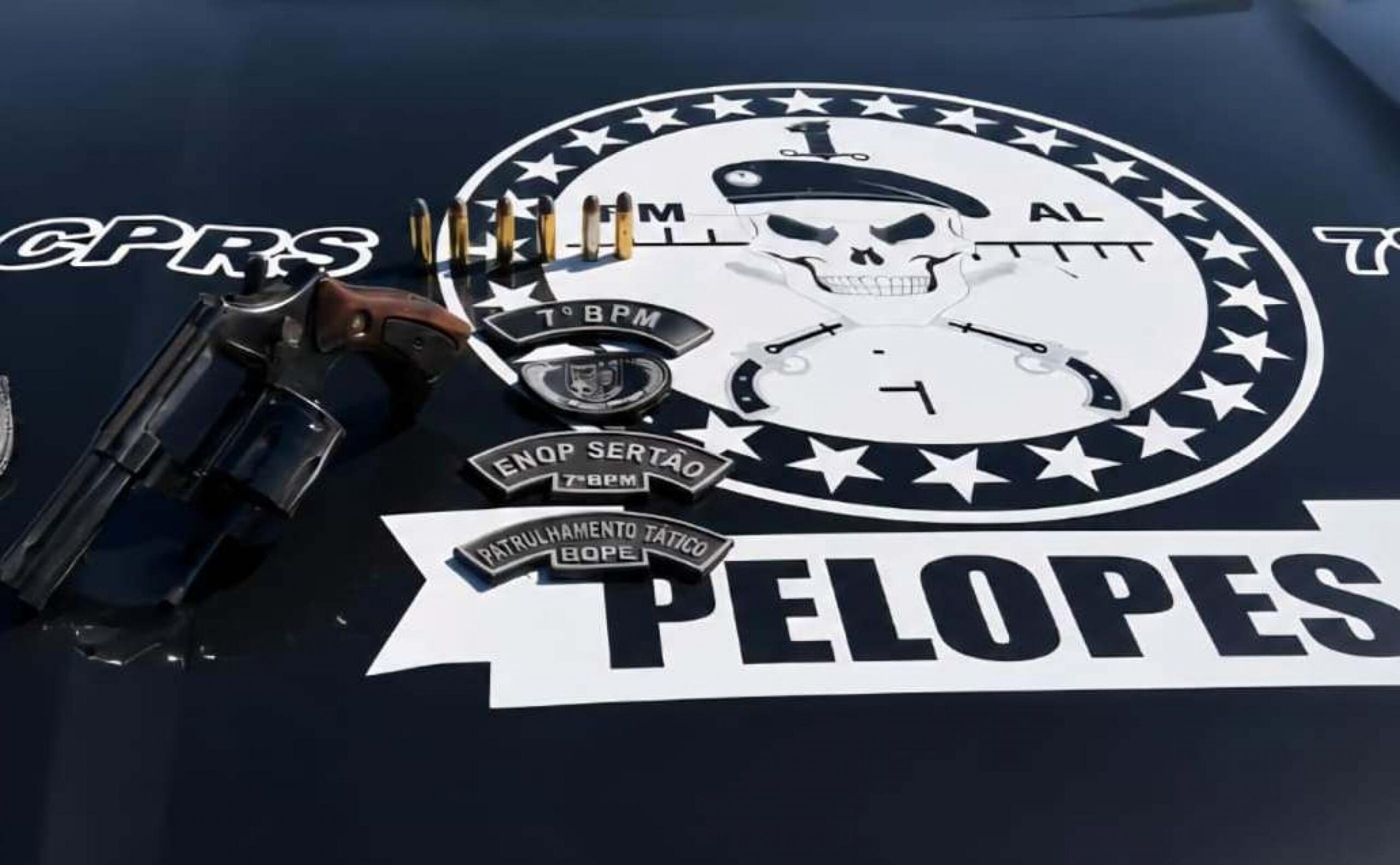 PM prende idoso com arma e munições durante cumprimento de mandado